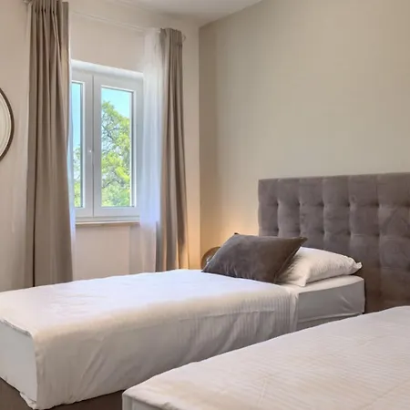 Leon For 8 People With Private Pool & Pet Friendly Near Novigrad