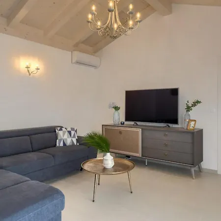 Villa Leon For 8 People With Private Pool & Pet Friendly Near Novigrad Brtonigla
