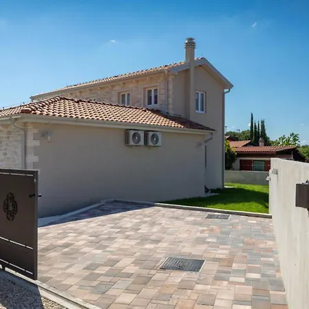 Vila Leon For 8 People With Private Pool & Pet Friendly Near Novigrad *