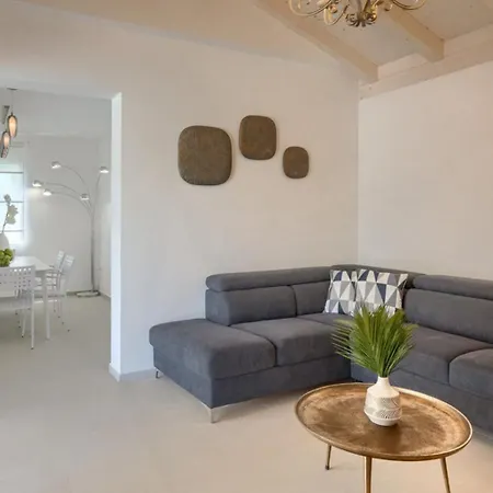 Villa Leon For 8 People With Private Pool & Pet Friendly Near Novigrad Brtonigla