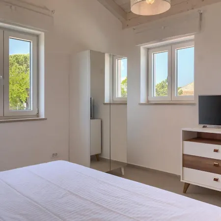 Leon For 8 People With Private Pool & Pet Friendly Near Novigrad Brtonigla