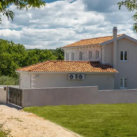 Leon For 8 People With Private Pool & Pet Friendly Near Novigrad Vila Brtonigla