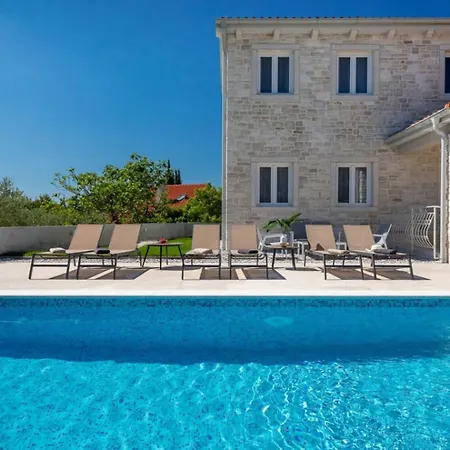 Leon For 8 People With Private Pool & Pet Friendly Near Novigrad *