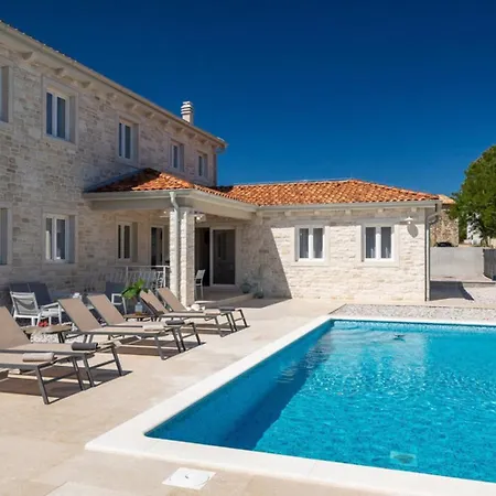 Leon For 8 People With Private Pool & Pet Friendly Near Novigrad Vila Brtonigla