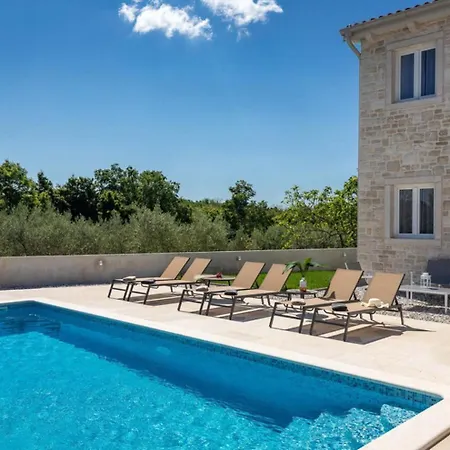 Leon For 8 People With Private Pool & Pet Friendly Near Novigrad *